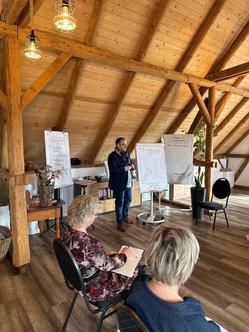 Teilnehmerin notiert im Familientraining-Workshop