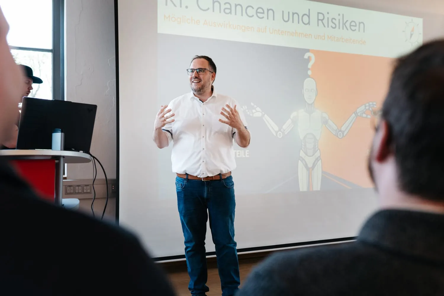 Jan-Hendrik Stute bei einem Vortrag über Chancen und Risiken von KI