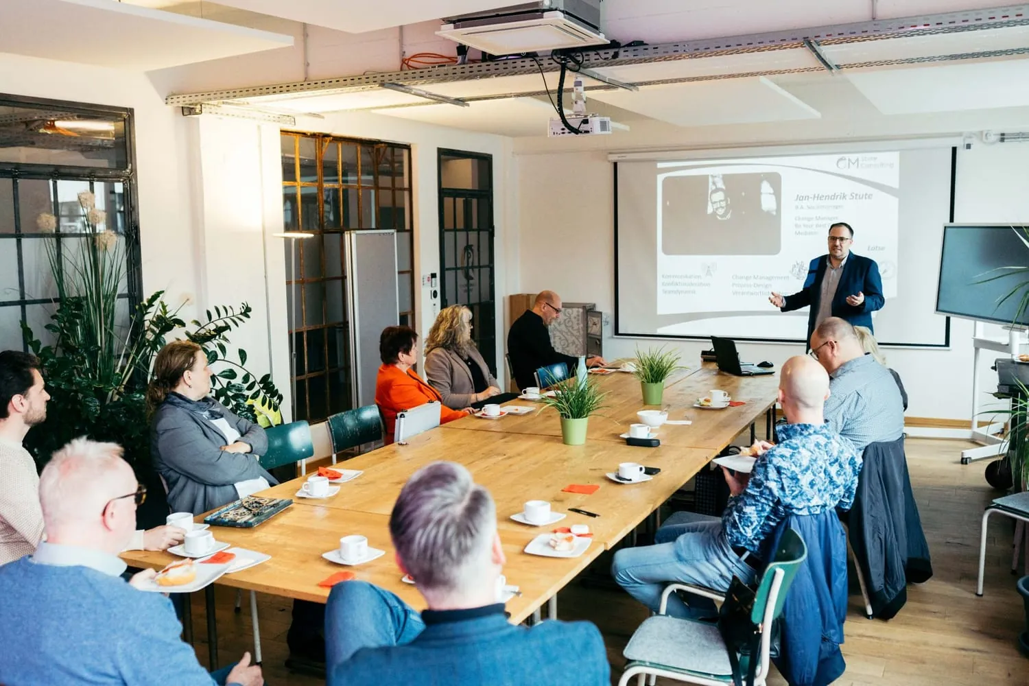 Beratungsrunde an einem Tisch